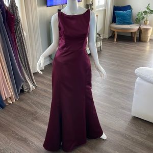 Stunning burgundy mermaid style floor length Sorella Vita gown in size 14.